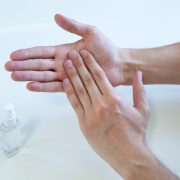 Ce trebuie să faci dacă ai mâinile uscate mereu