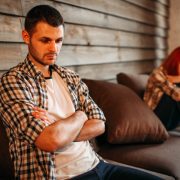 Cum se simt bărbații după infidelitate: Realitatea emoțională