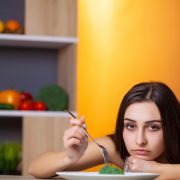 Cum să îți îmbunătățești obiceiurile alimentare: Trucuri psihologice