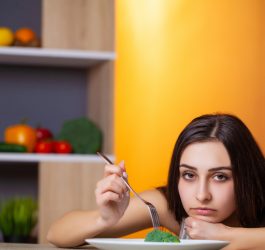 Cum să îți îmbunătățești obiceiurile alimentare: Trucuri psihologice