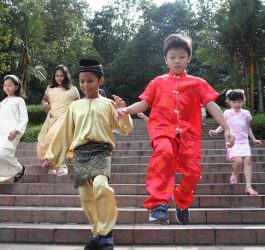 De ce în unele țări din Asia copiii merg pe jăratic în ceremoniile de curaj?