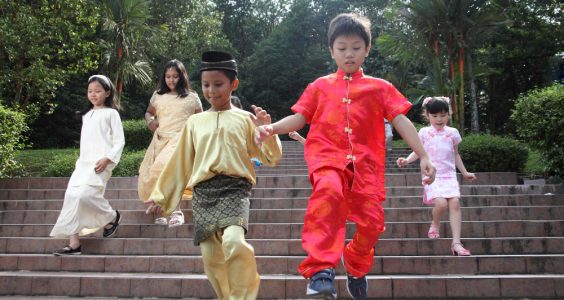 De ce în unele țări din Asia copiii merg pe jăratic în ceremoniile de curaj?