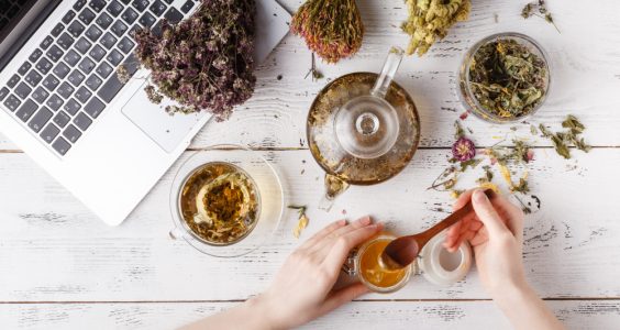 Ceaiurile: Licoarea naturală pentru relaxare și sănătatea mentală