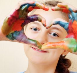 Beneficiile utilizării culorilor vii pentru a stimula creativitatea
