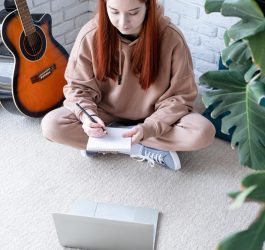 Cum să creezi o atmosferă relaxantă prin muzică liniștitoare