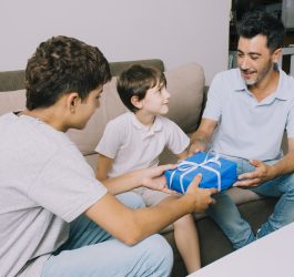 Cadouri pentru tata, arată-i cât îl prețuiești. Laremagift.ro este alături de tine