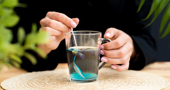 Ceaiul de leuștean – beneficii pentru eliminarea toxinelor și reducerea retenției de apă Ceaiul de leuștean – beneficii pentru eliminarea toxinelor și reducerea retenției de apă