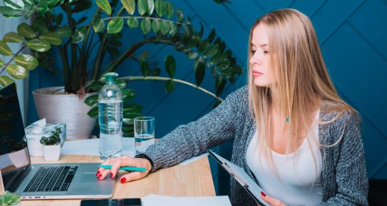 Practica micro-meditării în pauzele de birou