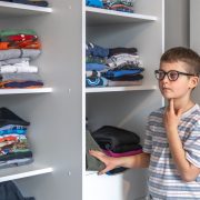 Sfaturi pentru a organiza eficient un spațiu de depozitare în dormitor