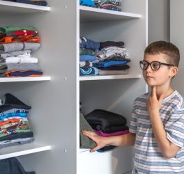 Sfaturi pentru a organiza eficient un spațiu de depozitare în dormitor