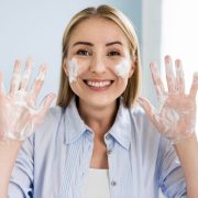 Cum să îți îngrijești pielea mâinilor după expunerea la substanțe chimice