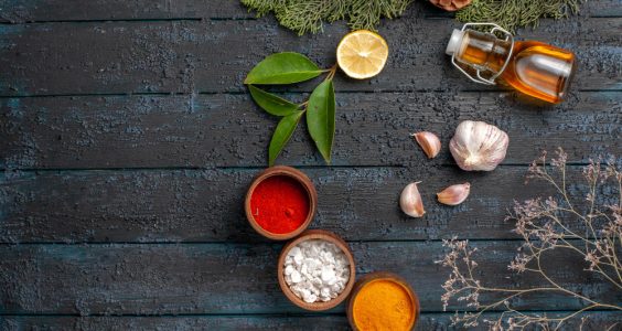 Elemente care reduc inflamația prin ierburi și condimente naturale