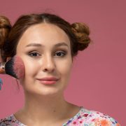 Tehnici de aplicare a blush-ului pentru un efect natural