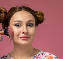 Tehnici de aplicare a blush-ului pentru un efect natural
