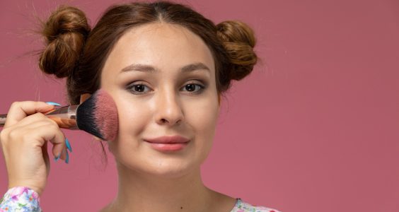 Tehnici de aplicare a blush-ului pentru un efect natural