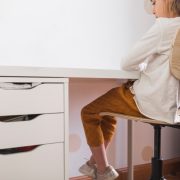 Cum transformi o debara într-un birou compact Cum transformi o debara într-un birou compact
