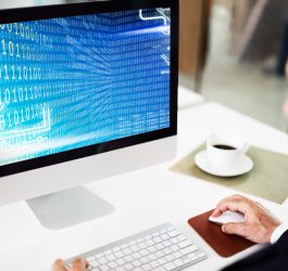 Software-ul invizibil care susține simplitatea digitală