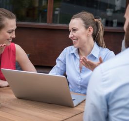 Cultura feedbackului instant și presiunea performanței