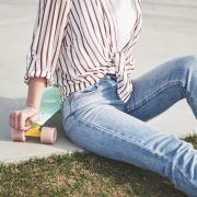 Ghid pentru alegerea pantalonilor perfecți pentru toate formele corpului