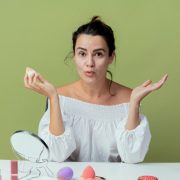 7 obiceiuri zilnice care îți pot afecta frumusețea pielii
