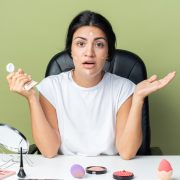 Obiceiuri care îți pot afecta tenul fără să-ți dai seama