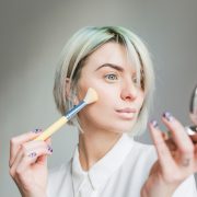 Trucuri pentru un machiaj lejer care rezistă la o zi aglomerată