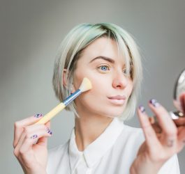 Trucuri pentru un machiaj lejer care rezistă la o zi aglomerată